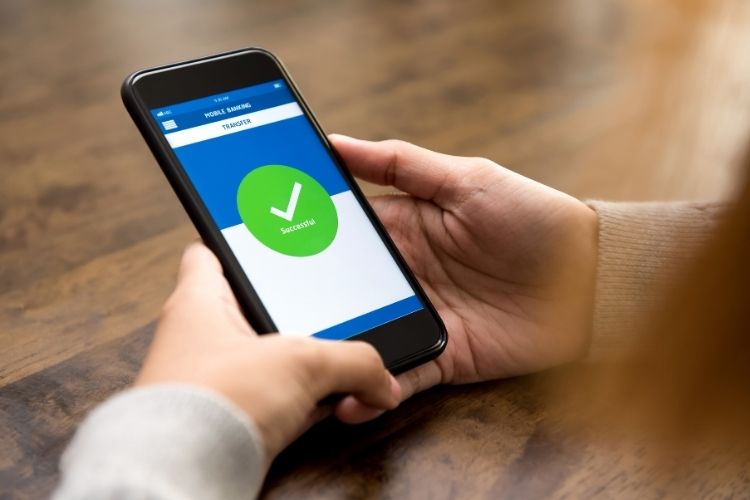 Mobil bankacılık uygulaması üzerinden yapılan para transferi görseli