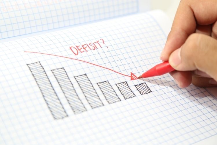İthalat ve ihracat farkını simgeleyen dünya haritası ve grafik