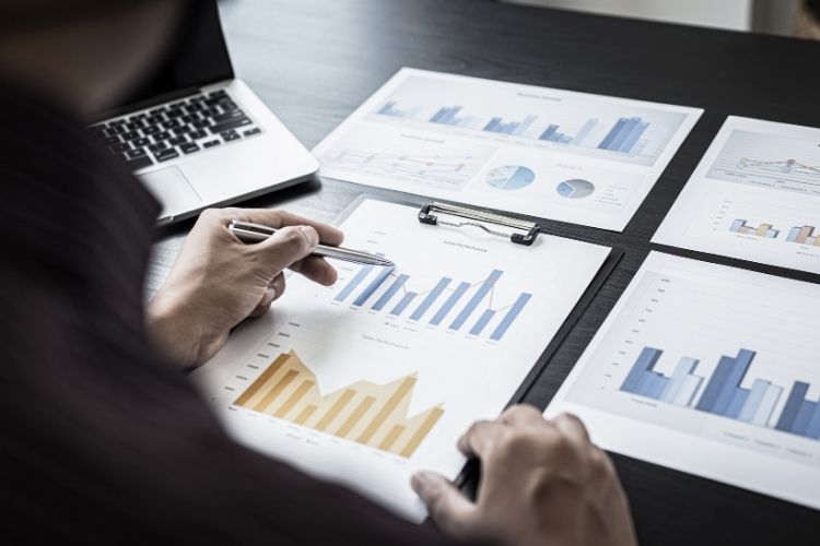 CSRD yönergesinin kapsamını ve uygulanacağı şirketleri gösteren tablo