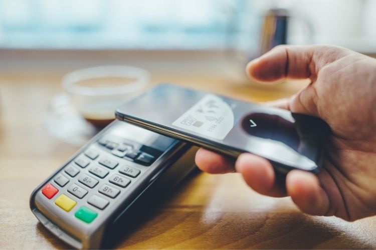 Akıllı telefon üzerinden yapılan QR kodlu dijital ödeme işlemi