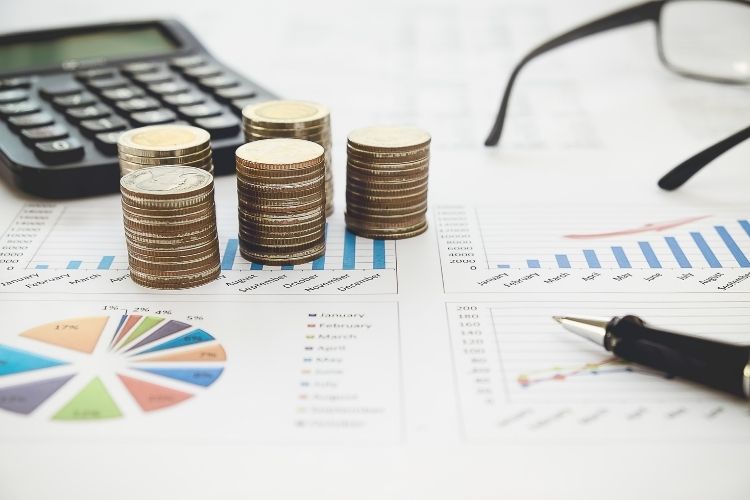 A'dan Z'ye finansal terimlerin açıklandığı bir sözlük sayfası görseli.