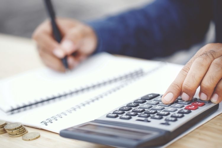 İnsanların finansal bilgi seviyelerini artıran eğitim görseli.