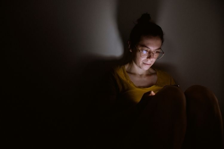 Kişisel gelişim araçları ile FOMO'yu yönetmeye çalışan kişi illüstrasyonu