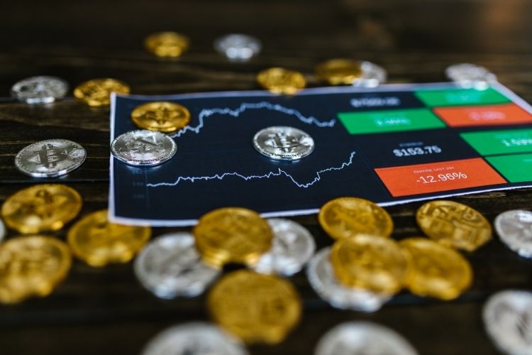 Gelecekte finans dünyasında DeFi sistemlerinin etkisini gösteren dijital dönüşüm temalı görsel.