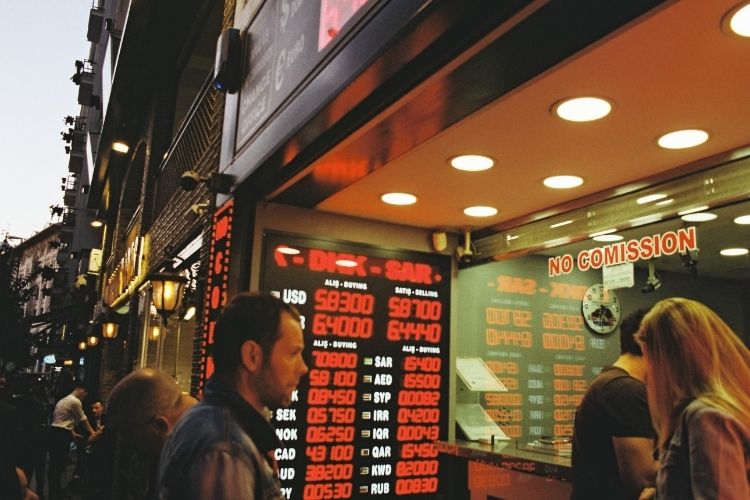 Döviz alımında güvenilir banka ve kurum seçimini anlatan görsel