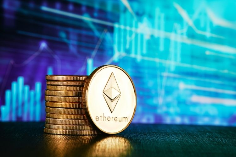 Mobil uygulamada kripto para alım-satımı yapan kişi görseli