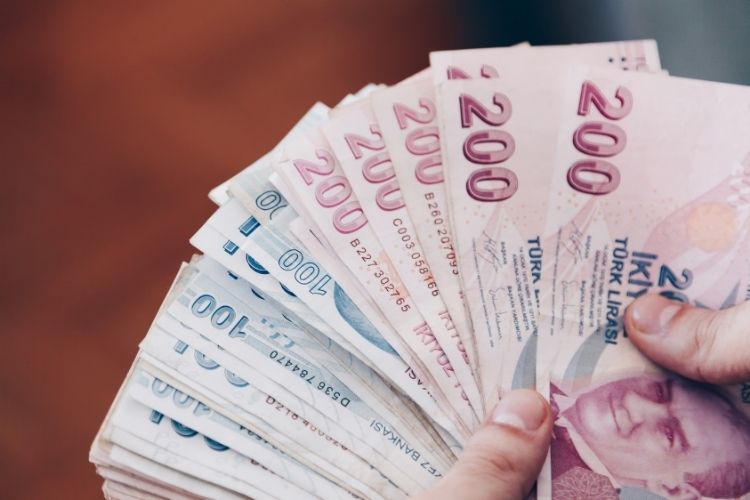 Kağıt para ve madeni parayla yapılan geleneksel ödeme yöntemi