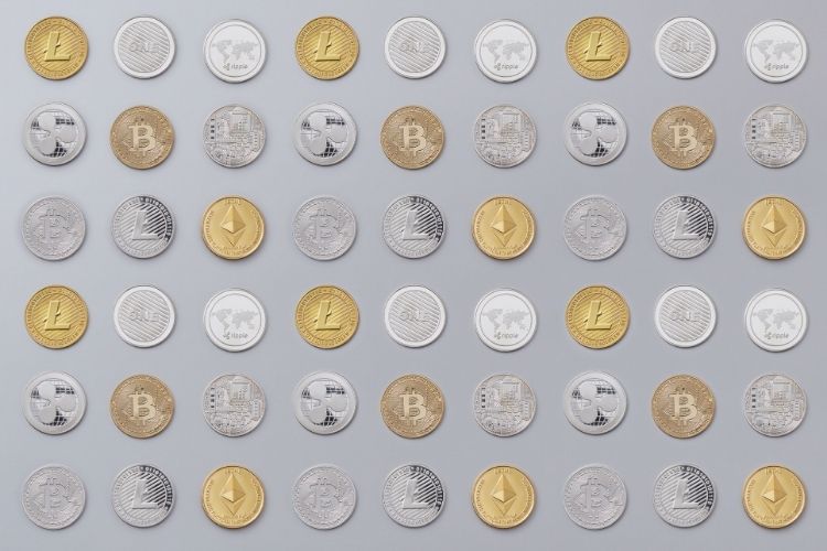 Bitcoin, Ethereum ve diğer önde gelen kripto para logoları