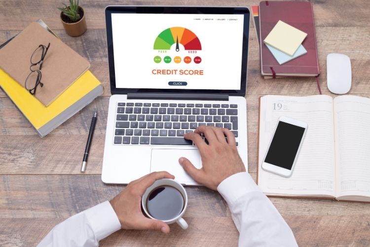 Terazi üzerinde karşılaştırılan kredi avantaj ve dezavantaj ikonları
