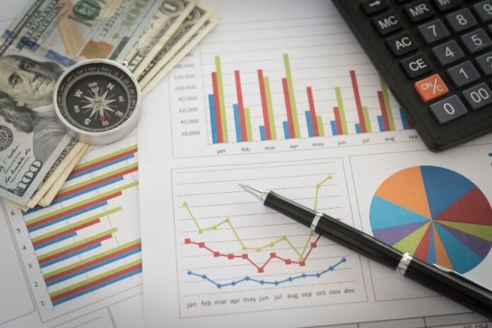 Finansal terimlerin alfabetik olarak listelendiği bir dijital sözlük görseli.