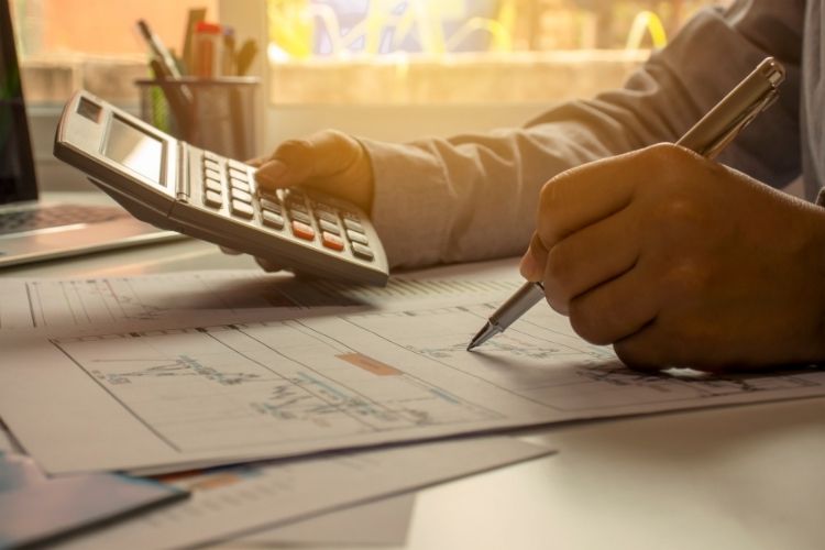 Bireylerin mali gücünü korumaya yönelik tasarruf, bütçeleme ve yatırım önerilerini içeren dijital rehber.