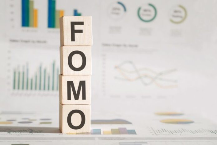 FOMO nedir? Sosyal medyada geride kalma korkusunun psikoloji ve finansal kararlar üzerindeki etkilerini ve çözüm yollarını keşfedin.
