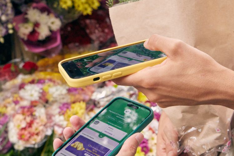 Kolay, hızlı ve güvenli para transferini simgeleyen kullanıcı dostu mobil uygulama