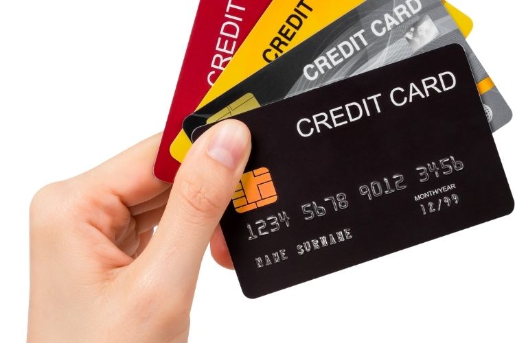 Banka çalışanıyla yapılandırma görüşmesi yapan müşteri