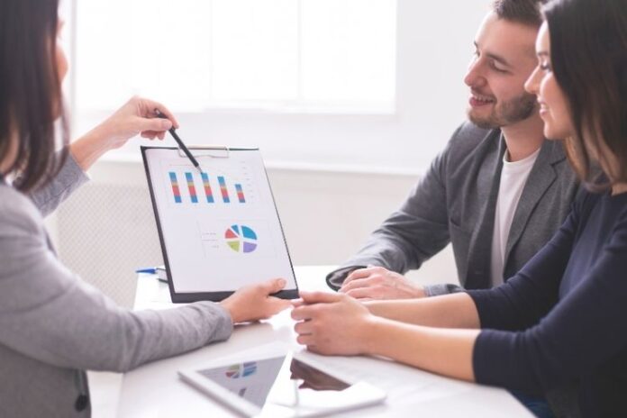 Finansal okuryazarlık eğitimi alan çocuk ve gençlerin para yönetimi becerilerini gösteren çizim.