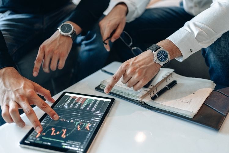 Davranışsal finans hatalarının önüne geçmek için önerilen stratejileri gösteren tablo.