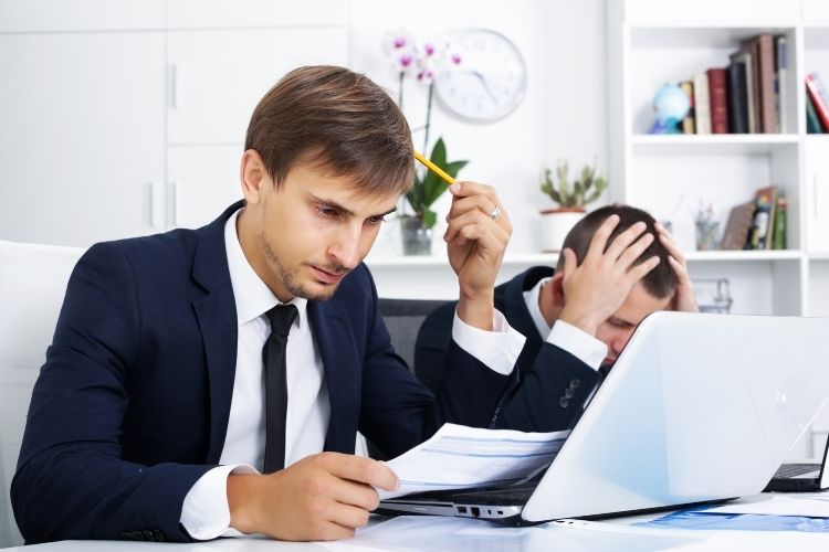 Yatırımcıların sıkça yaptığı davranışsal hataları gösteren bilgi görseli.