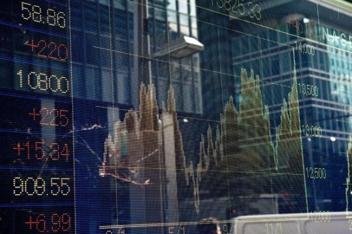 Endeks fon yatırımlarını temsil eden grafikler ve borsa sembolleriyle hazırlanmış finansal analiz görseli.