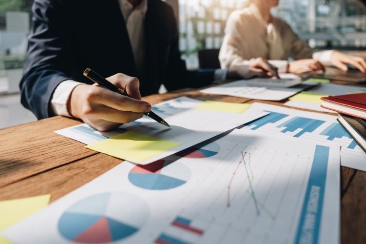 Yatırım hedeflerine göre performans izlemeyi gösteren görsel.