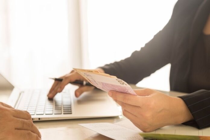 Mevduata alternatif olarak değerlendirilen para piyasası fonlarını temsil eden grafik ve yatırım araçları görselleri.
