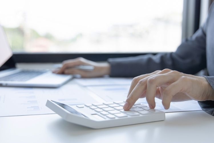 Harcamaları azaltarak ve gelirleri artırarak dengeli bir mali yapı oluşturmanın yolları.