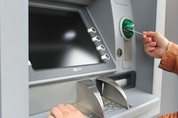 Para çekme, yatırma, bakiye sorgulama gibi ATM işlemleri ve kullanım rehberi.