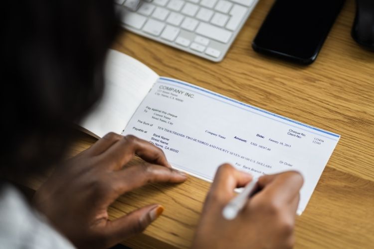 Güvenli çek işlemleri için dikkat edilmesi gereken yasal ve pratik detaylar.