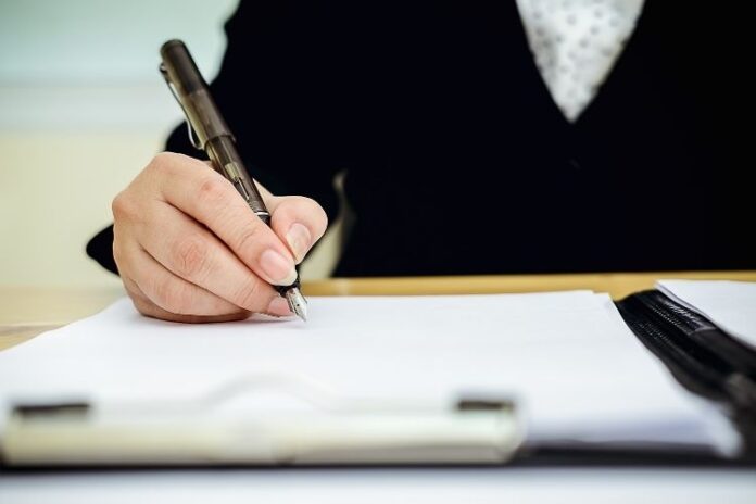 Senedin tanımı, kullanım alanları ve borç ilişkilerindeki önemi hakkında açıklayıcı görsel.